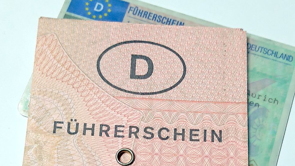 Auch die rosafarbenen Führerscheine müssen gegen neue im Plastikkartenformat getauscht werden. Foto: Thomas Dirks