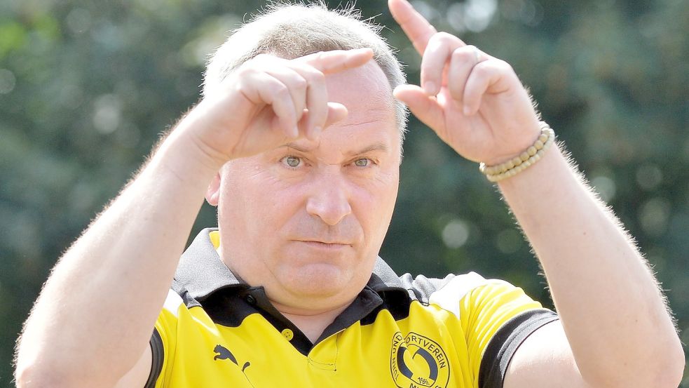 Rund 19 Monate lang verfolgte Jerzey Klukowski das Fußballgeschehen entweder vom Sofa aus vor dem Bildschirm oder hin und wieder als Zaungast an den Sportplätzen. Diese Pause endet im Sommer, wenn er den TuS Weene aus der Ostfrieslandliga trainiert. Foto: Bernd Wolfenberg