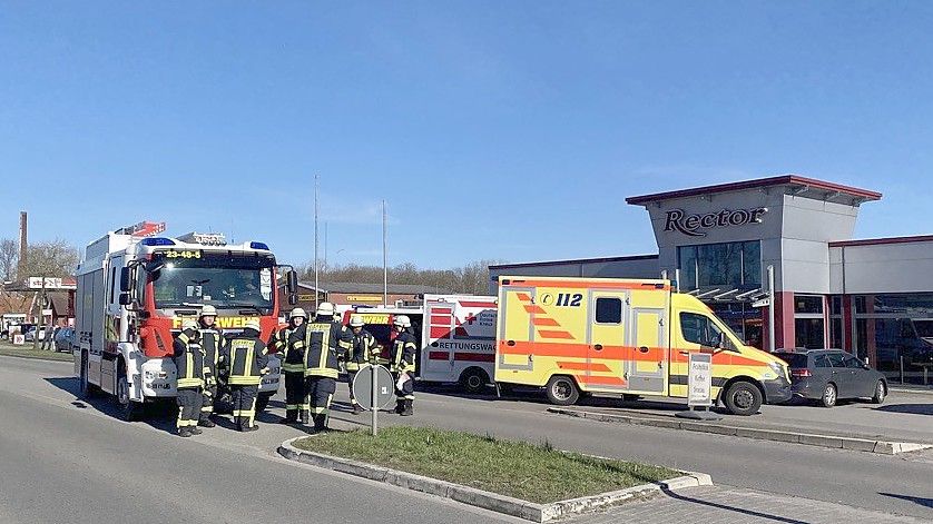 Die B 210 war auf Höhe der Straße „Am Bahndamm“ in beide Richtungen gesperrt. Foto: Holger Janssen