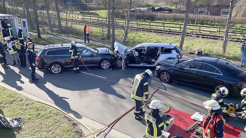 Drei Fahrzeuge stießen bei dem Verkehrsunfall zusammen. Foto: Holger Janssen