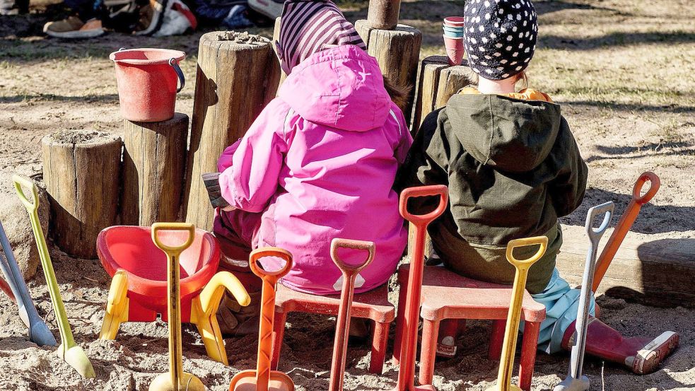 Kinder spielen im Außengelände eines Kindergartens - in diesem Fall im Heinrichs-Familienhaus in Kiel. Foto: DPA