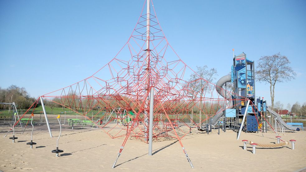 Einzigartig in der Region und freigegeben zum Spielen: Die Kletterpyramide am Ihler Meer misst zwölf Meter und der Kletterturm bringt es auf zehn Meter Höhe. Foto: Udo Hippen
