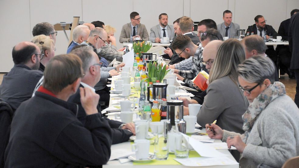 Schausteller und Marktmeister aus dem Nordwesten stimmen in der Markthalle Rodenkirchen den Veranstaltungskalender 2024 ab, um Überschneidungen zu vermeiden. Foto: Udo Hippen