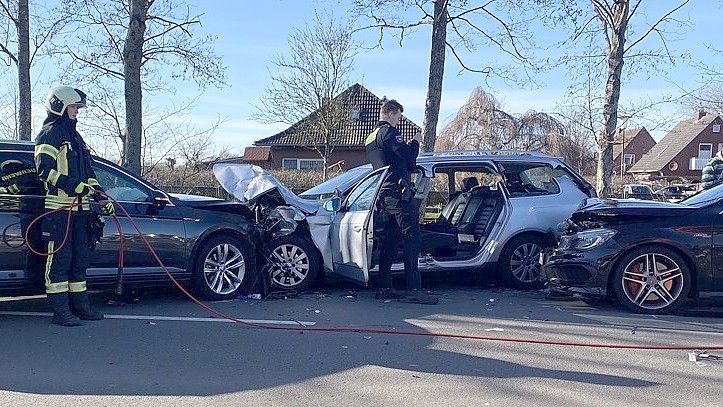 Alle drei beteiligten Fahrzeuge mussten nach dem Zusammenstoß abgeschleppt werden. Foto: Holger Janssen