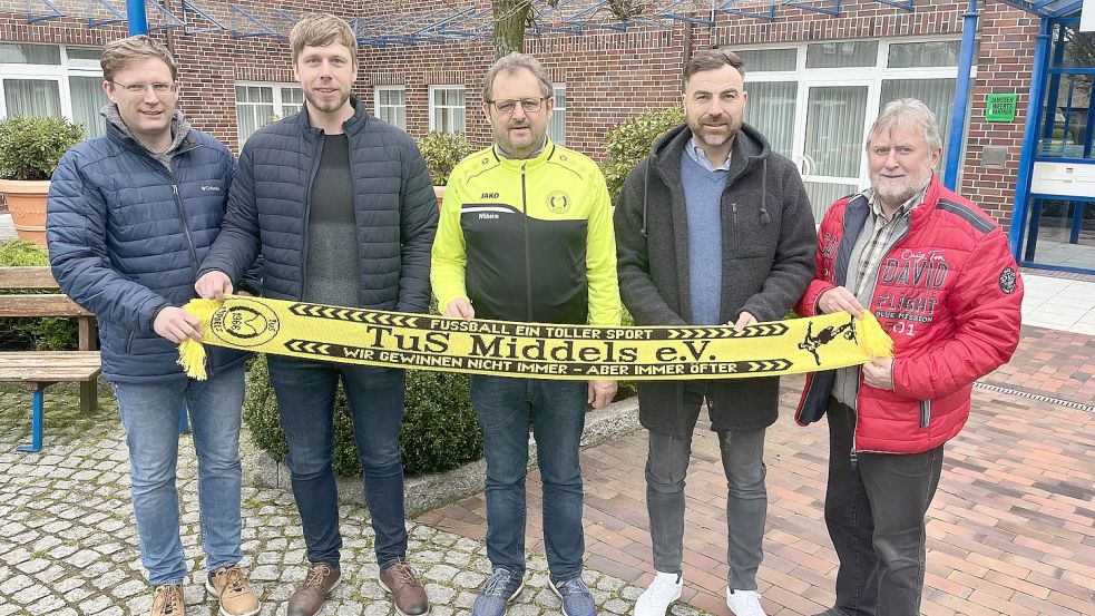 Teammanager Andreas Janssen (von links), Torwarttrainer Siegfried John, Vereinschef Wilhelm Reunitz, Trainer Tobias Ryl und Gerhard Janssen hoffen auf eine erfolgreiche neue Saison. Foto: privat