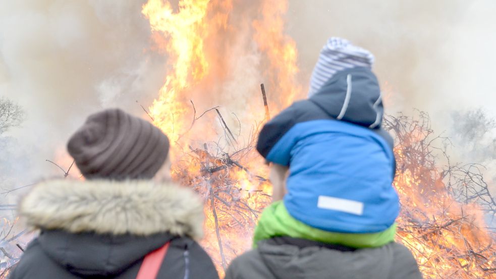 Osterfeuer, wie hier in Sandhorst 2019, sind ein beliebtes Brauchtum in Ostfriesland. Foto: Christin Wetzel