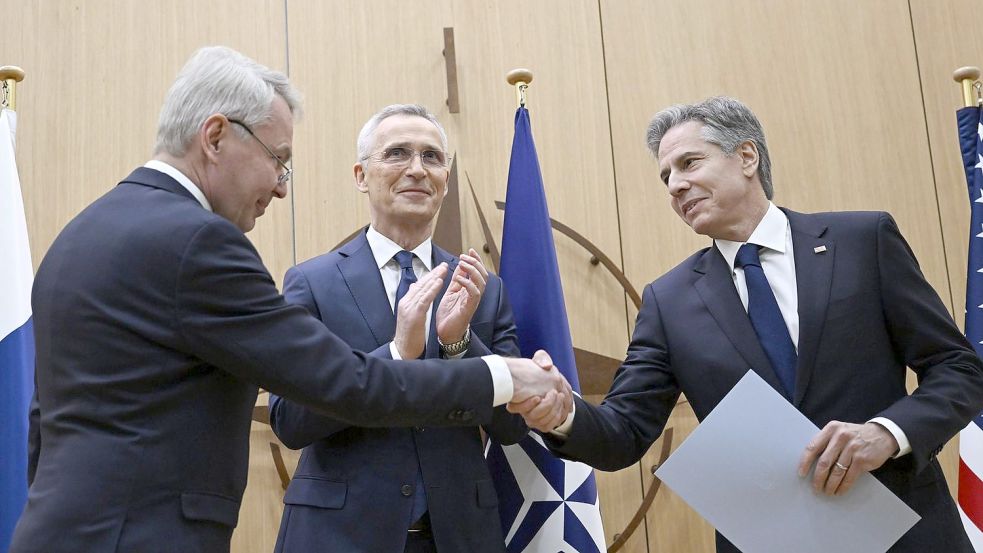 Am Dienstag wurde Finnland offiziell in die Nato aufgenommen. US-Außenminister Antony Blinken (rechts) übergab zusammen mit Nato-Generalsekretär Jens Stoltenberg (mitte), die Beitrittsurkunde an den finnischen Außenminister Pekka Haavisto. Foto: Emmi Korhonen/Lehtikuva/dpa