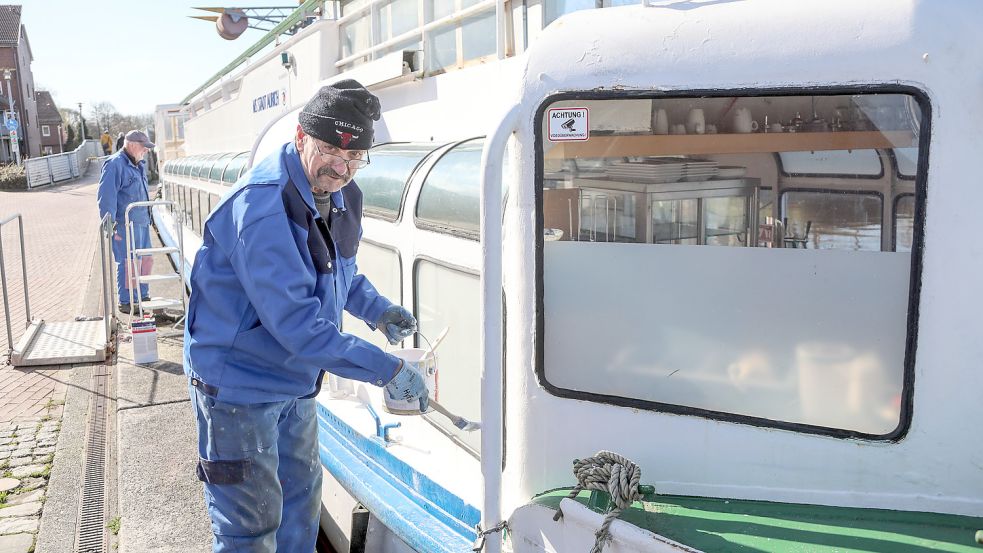 Letzte Arbeiten an der „MS Stadt Aurich“: Am 30. April legt das 86-jährige Wahrzeichen der Stadt wieder zu Linienfahrten ab. Foto: Romuald Banik