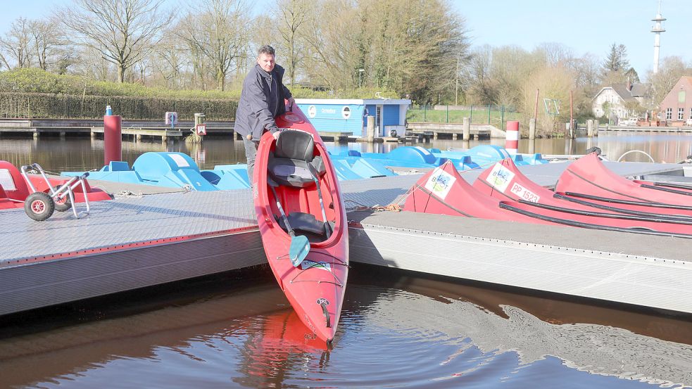 Am Hafen ist eine der insgesamt fast 20 Paddel- und Pedal-Stationen in Ostfriesland, wo man vom Fahrrad aufs Kanu umsteigen kann - und umgekehrt. Foto: Karin Böhmer