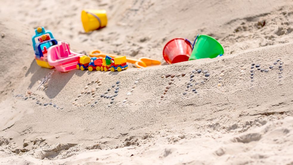 Mit Muscheln steht der Schriftzug „Baltrum“ am Strand auf einem Sandwall. Foto: DPA