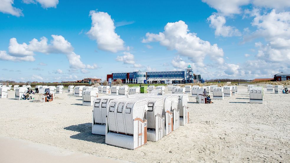 In Norddeich ist der Strand für alle offen, ein Spaziergang kostenlos möglich. Doch der Strandaufenthalt ist wie in vielen Badeorten an der Küste kostenpflichtig. Foto: DPA