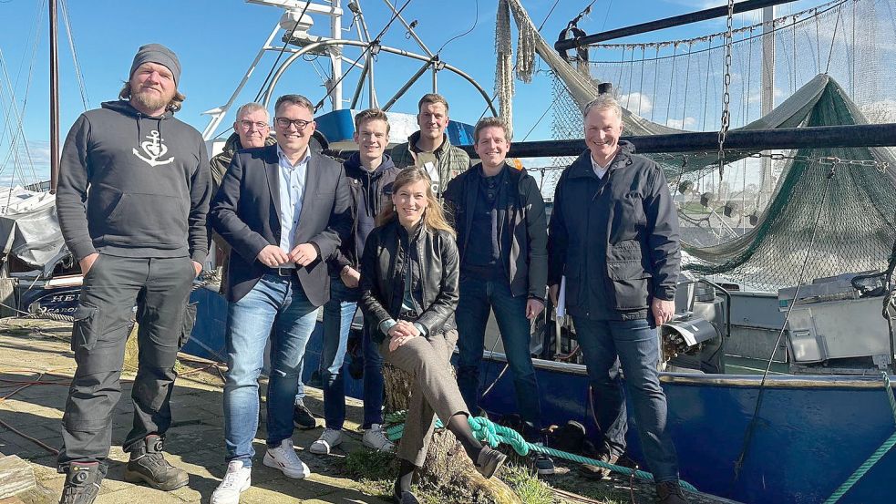 SPD-Politiker im Gespräch mit Krabbenfischern (von links): Jan-Waller Schröder, Hans Schröder, Europaabgeordneter Tiemo Wölken, Jannes Wiesner, Bundestagsabgeordnete Siemtje Möller, Nils Schröder, Dominik Helms und der Vareler Bürgermeister Gerd-Christian Wagner. Foto: Privat