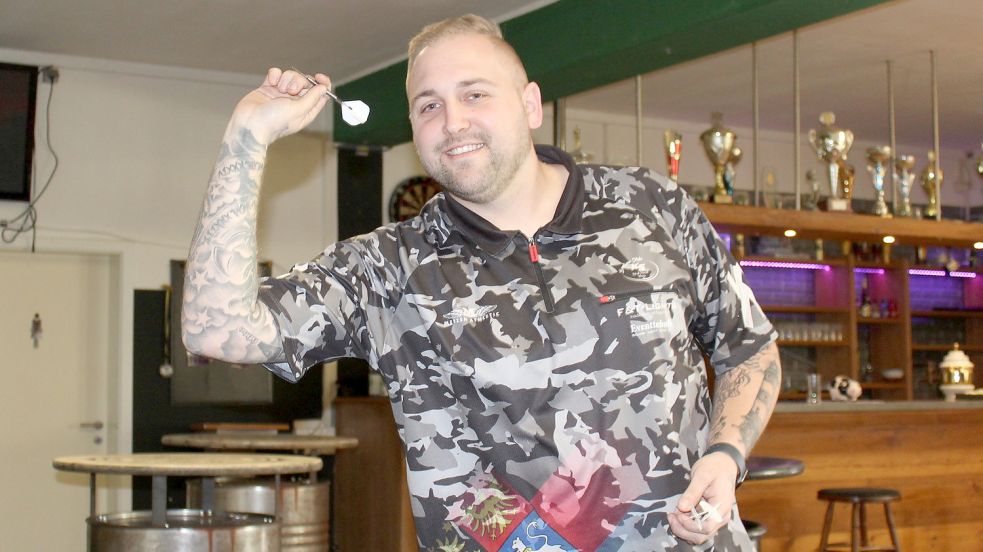 Der Neuwesteeler Marco Peters gilt als einer der ehrgeizigsten und trainingsfleißigsten Pfeilewerfer des Dartclub Moordorf. Foto: Wolf-Rüdiger Saathoff