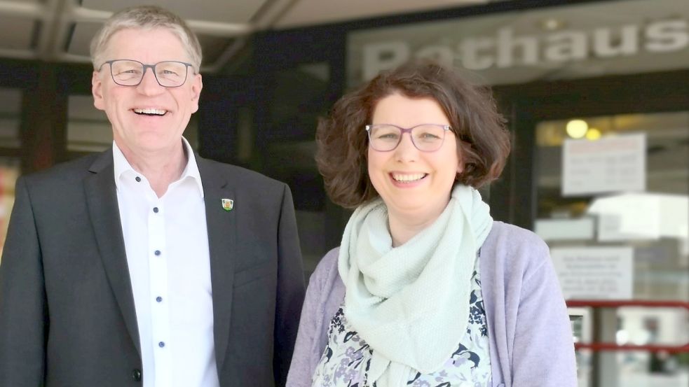 Bürgermeister Horst Feddermann ist froh, Sandra Grau als Fachbereichsleiterin gewonnen zu haben. Foto: Karin Böhmer