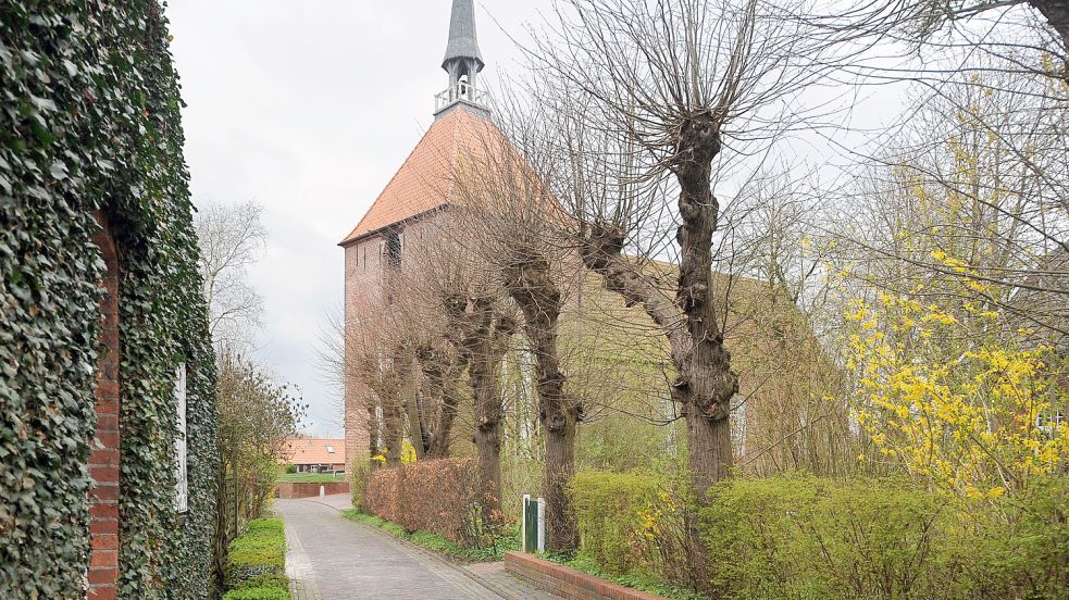 Außenansicht der Kirche in Rysum aus dem Jahr 2012. Die Kirche aus rotem Backstein steht auf dem höchsten Punkt im Zentrum des Warften-Runddorfes. Ihre gotische Orgel zählt zu den ältesten bespielbaren Kirchenorgeln. Foto: DPA