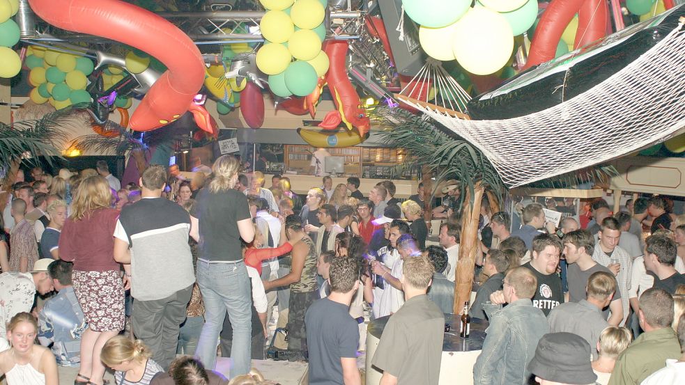 Partyhochburg 2003: Legendär sind im „Dinis“ die Beachpartys. Dafür werden samstags zehn Kubikmeter weißer Sand mit Muskelkraft in der Diskothek verteilt. Die Idee hat Fred Kröger 1989 aus der Eventlocation „Dorf Münsterland“ mit nach Aurich gebracht. Foto: Archiv ON