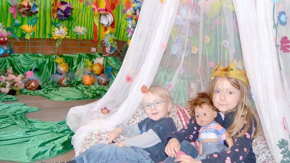 Die Kinder von Pastorin Cathrin Meenken testeten schon am Donnerstag die Stationen aus. Foto: Neelke Harms