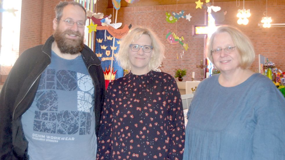 Das Team hinter der Auricher Kinderkathedrale: Diakon Oltmann Buhr (von links) und die Pastorinnen Cathrin Meenken und Heike Musolf. Foto: Neelke Harms