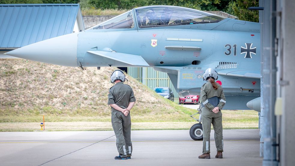 Ein Eurofighter des Wittmunder Richthofen-Geschwaders rollt aus einem Hangar. Foto: DPA