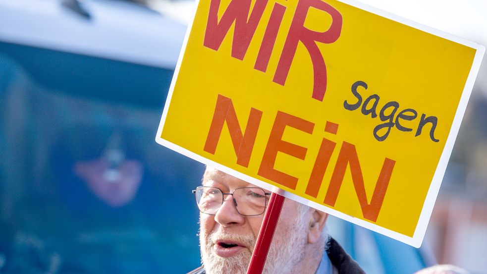 Protest gegen eine Flüchtlingsunterkunft in Upahl im Landkreis Nordwestmecklenburg. Foto: Jens Büttner