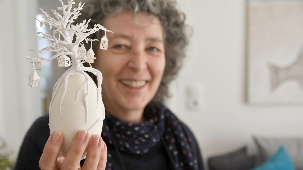 Leim und Papier braucht Leona Dollase für ihre Kunst auf Eiern. Foto: Hellmers/Archiv