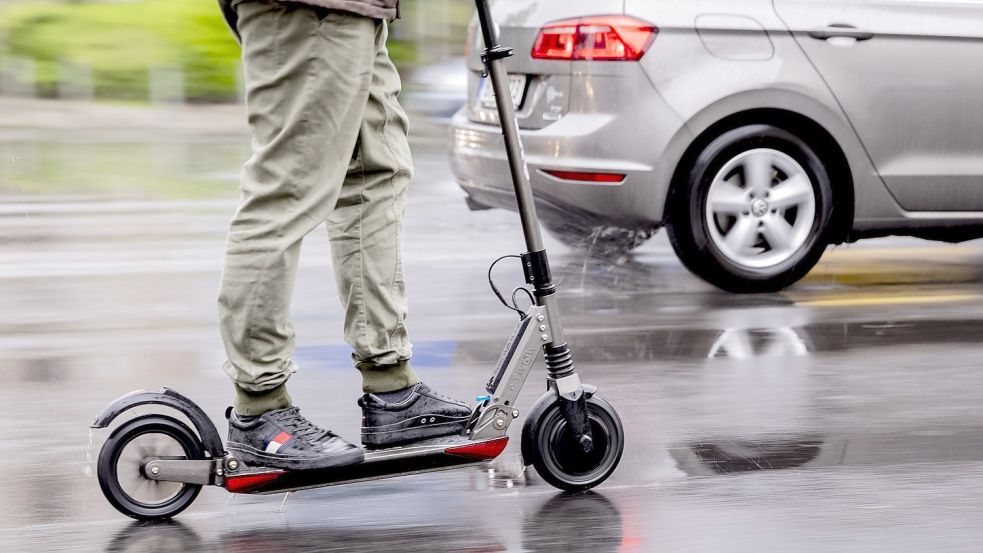 E-Scooter gehören als Elektro-Kleinstfahrzeuge auf die Fahrbahn statt auf Radwege. Doch durch die zugelassenen Geschwindigkeiten kommt es laut der Auricher Polizei auch immer wieder zu Unfällen. Foto: DPA