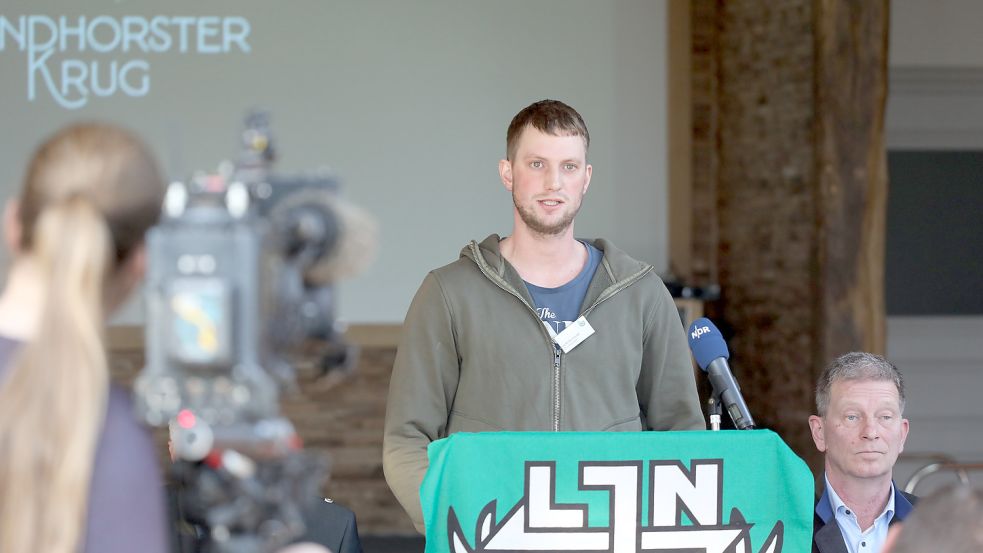Schäfer Janko Schneider aus Großheide berichtete über die Folgen von inzwischen fünf Wolfsattacken auf seine Herde. Foto: Romuald Banik