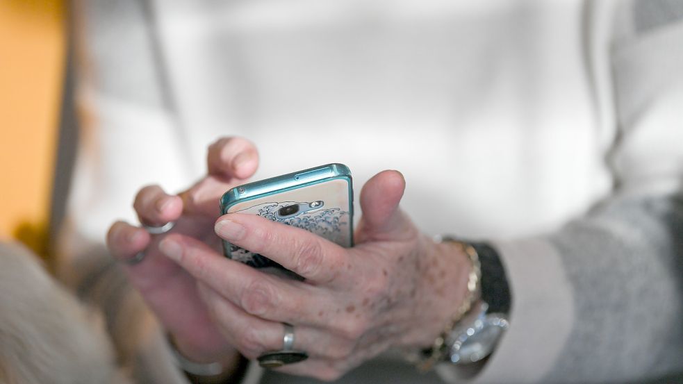 Für viele ältere Menschen ist das Smartphone neben Einkauf und Arztbesuch häufig der einzige Kontakt in die Außenwelt. Foto: Jens Kalaene/dpa