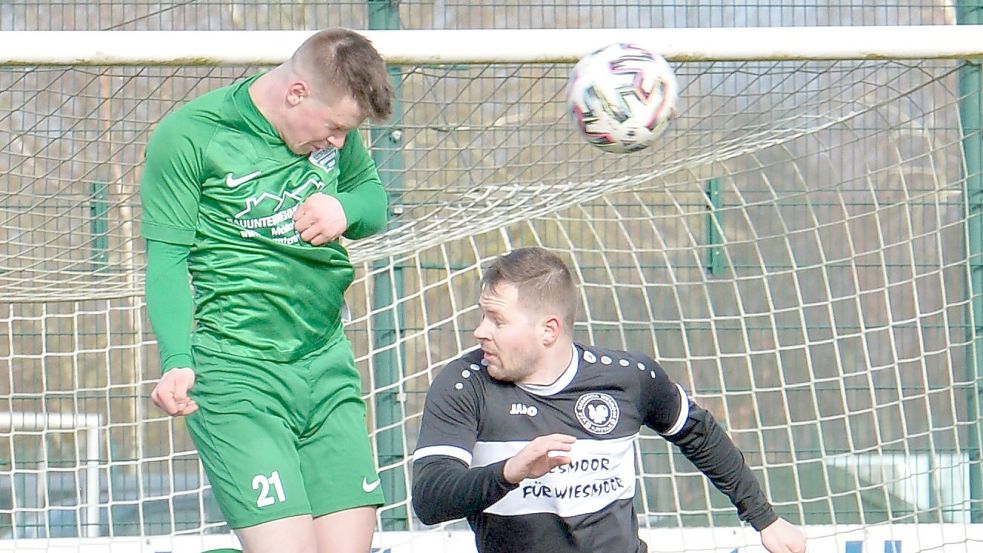 Von bisher ausgebliebenen Siegen lassen sich die Moordorfer (links Yannik Wienekamp im Spiel gegen Wiesmoor) nicht unterkriegen. Foto: Bernd Wolfenberg