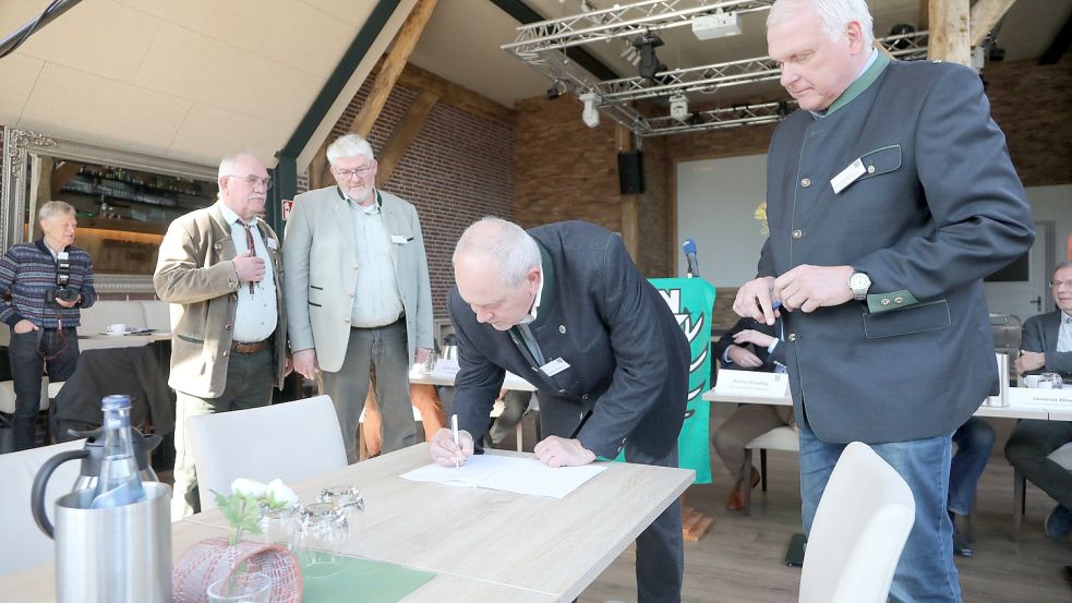 Elf Küstenjägerschaften und zwei Landesverbände unterzeichneten am Gründonnerstag ihr Positionspapier im Sandhorster Krug. Foto: Romuald Banik