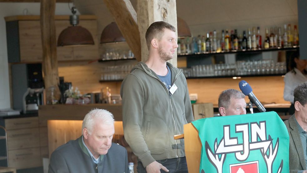 Schäfer Janko Schneider aus Großheide berichtete über die Folgen von inzwischen fünf Wolfsattacken auf seine Herde. Foto: Romuald Banik