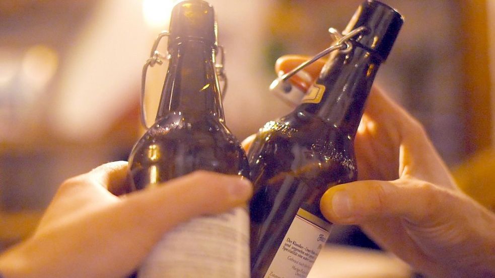 Alkohol steht bei den Deutschen in der Fastenzeit ganz oben auf der Verzichtsliste. Ob sie es durchgehalten haben, zeigt sich jetzt, denn nun endet die Fastenzeit. Foto: dpa/Angelika Warmuth