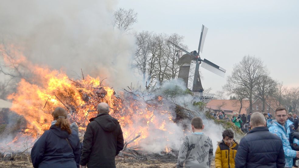 Bei der Mühle fand in Sandhorst das Osterfeuer statt. Foto: Neelke Harms