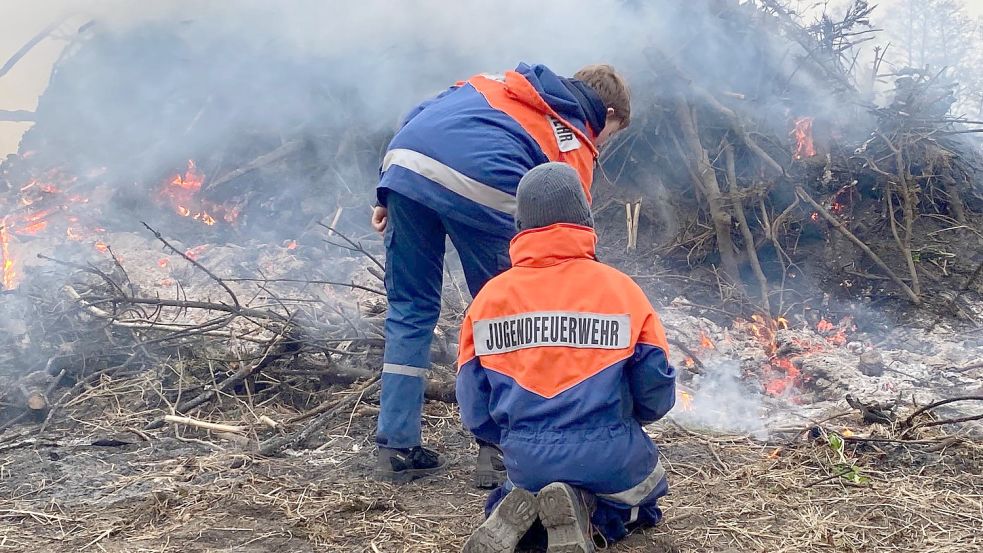 Auch die Jugendfeuerwehr war bei den Osterfeuern im Einsatz, wie hier in Walle. Foto: Heino Hermanns