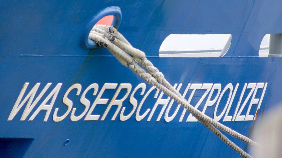 Die Wasserschutzpolizei hat die Ermittlungen aufgenommen, nachdem ein Stückgutfrachter ein anderes Schiff in Emden gerammt hat. Symbolfoto: Archiv