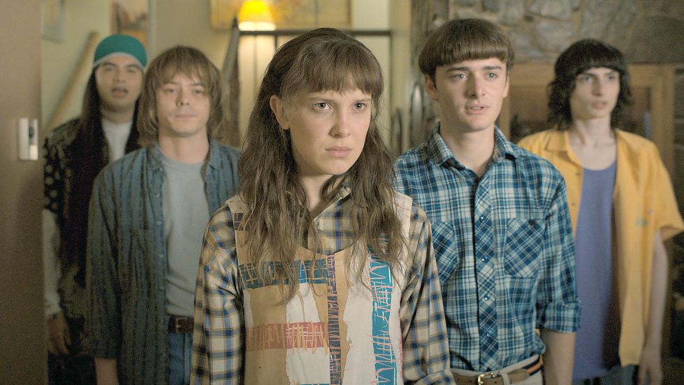 Millie Bobby Brown (Mitte) spielt in „Stranger Things“ das Mädchen Elf. Foto: dpa/Netflix