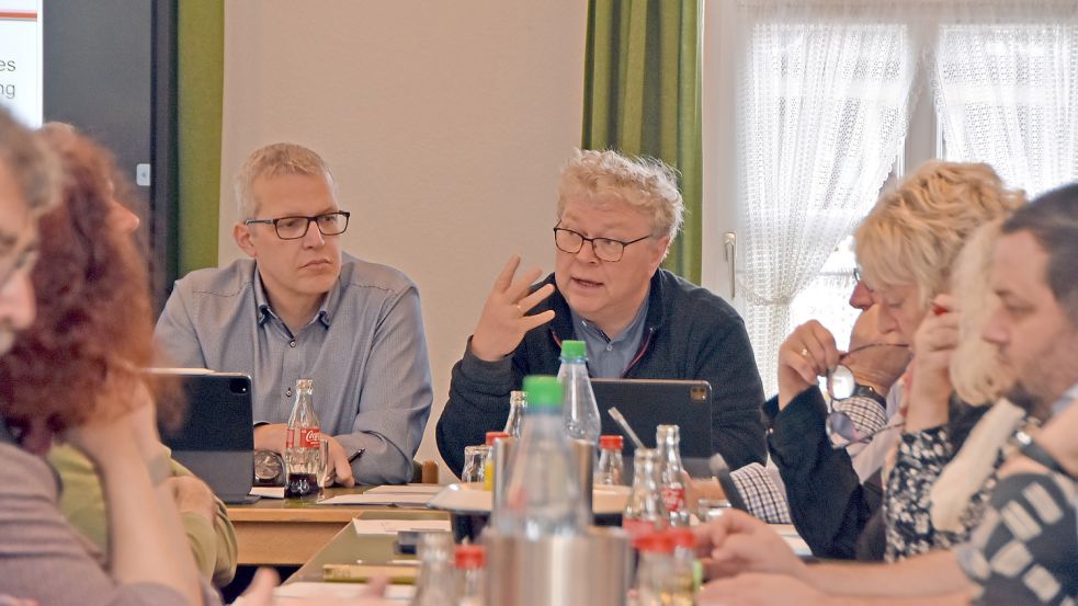 Brookmerlands Kämmerer Stephan Weers (rechts neben Vize-Verwaltungschef Jochen Behrends) stellte dem Rat das Ergebnis der Prüfung vor. Foto: Thomas Dirks