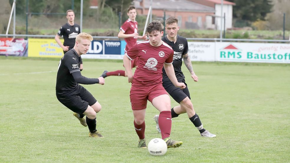 Im Spiel zwischen Großefehn II und Eintracht Plaggenburg hatten die Fehntjer über weite Strecken mehr vom Spiel. Einen Sieger aber gab es am Ende nicht. Foto: Wilfried Gronewold