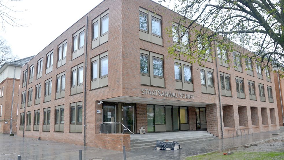 Mittlerweile steht auch drauf geschrieben, wer bald drin sitzen soll. Der zumindest äußerlich fertige Neubau der Staatsanwaltschaft Aurich an der Julianenburger Straße. Foto: Aiko Recke