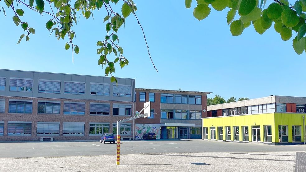Wenig attraktiv ist der IGS-Schulhof in Moorhusen. Das soll laut Bürgermeister Thomas Erdwiens bald anders werden. Foto: Holger Janssen