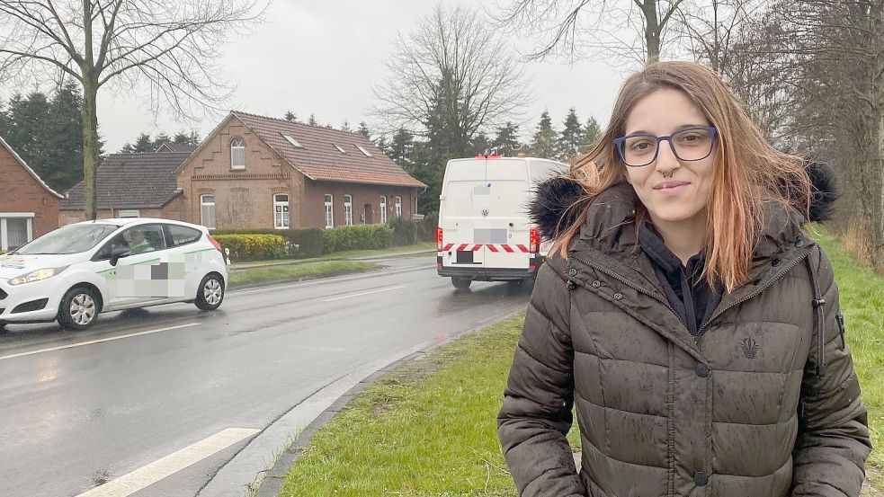 Maren Meyer-Schmidt an der Stelle, an der in der vergangenen Woche in Georgsheil mehrere Menschen bei einem Unfall verletzt wurden. Foto: Holger Janssen