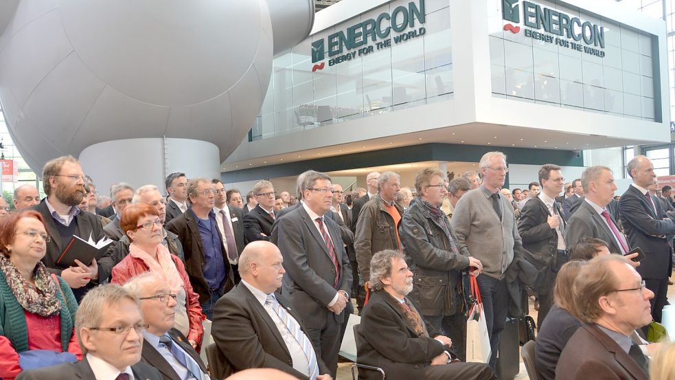 Der Enercon-Stand auf der Hannover-Messe zog in vergangenen Jahren immer viele Besucher und Interessierte an – und zahlreiche Lokalpolitiker aus Aurich. Im Bild vorne links ist etwa Landrat Olaf Meinen zu sehen.Foto: Aiko Recke