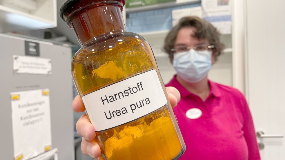 Dr. Anne Sieverding mit einer Flasche Urea pura. Der Wirkstoff wird für Salben benötigt, die die Apothekerin aus Ostrhauderfehn noch selber herstellt. Den Service schätzen die Kunden, doch manche Apotheken bieten ihn heute schon nicht mehr an: Weil immer mehr andere Aufgaben erledigt werden müssen. Foto: Marion Janßen