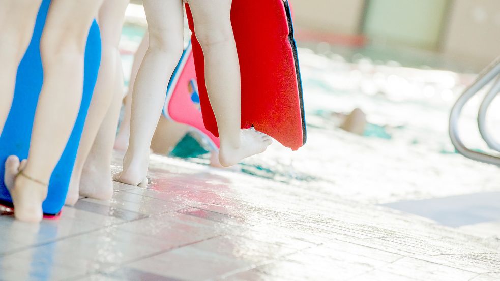 Schlange stehen vor dem Sprung ins Wasser: In Moordorf gibt es bald wieder ein funktionierendes Schwimmbad. Foto: Rolf Vennenbernd/DPA