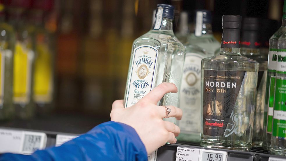 Das Paar stahl in Auricher Geschäften unter anderem Alkohol. Foto: DPA