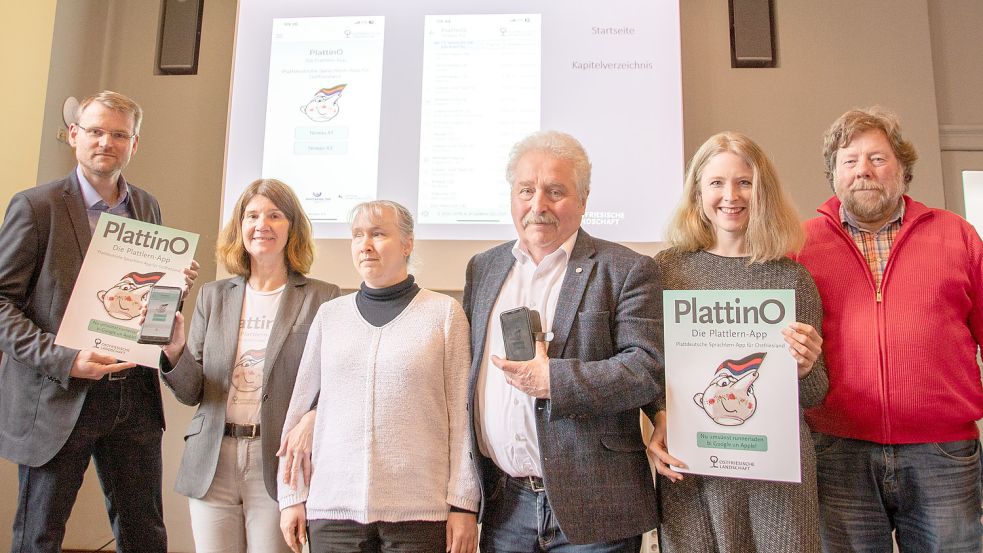 Landschaftsdirektor Dr. Matthias Stenger (von links), Elke Brückmann, Autorin der PlattinO-App, Pamela Pabst, blinde Rechtsanwältin aus Berlin, Inspiration für die Fernsehserie „Die Heiland - Wir sind Anwalt“ und Botschafterin für die App, Landschaftspräsident Rico Mecklenburg, Grietje Kammler, Leiterin des Plattdüütskbüros der Ostfriesischen Landschaft und Hans Freese, Vorsitzender des Vereins Oostfreeske Taal bei der Vorstellung der erweiterten PlattinO-App. Foto: privat