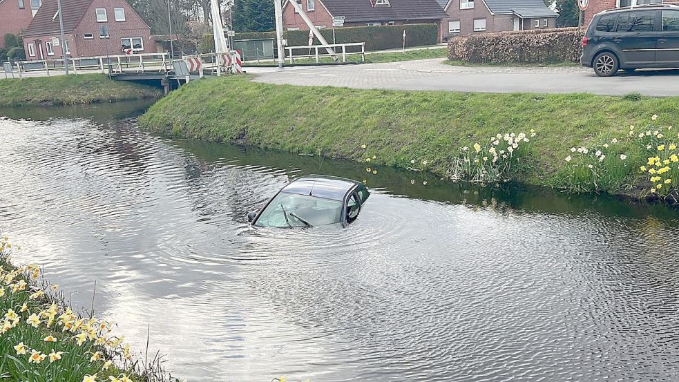 Ein Auto landete am Donnerstag im Großefehnkanal. Foto: Alessandro Cipolla