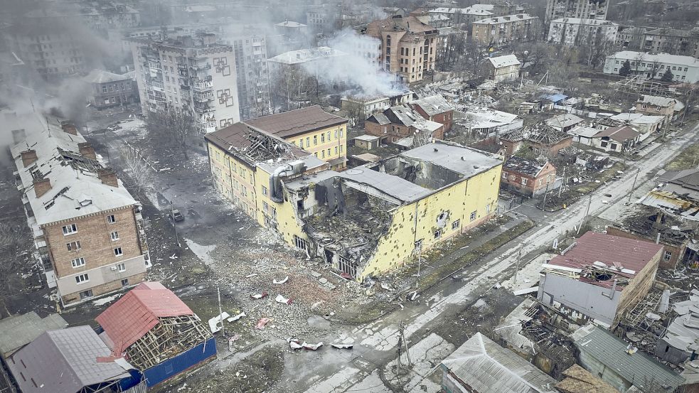Brennende Häuser in Bachmut. Foto: AP