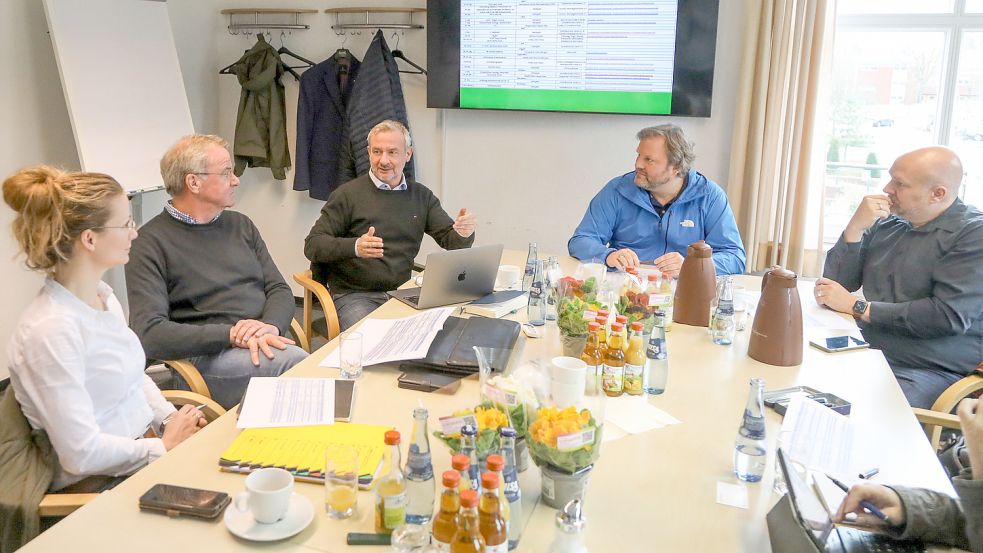 Sandra Pfeiffer-Fecht (von links), Johann Stromann, Marco Bordasch, Udo Hippen und Arno Fecht stellten den Auricher Veranstaltungskalender 2023 vor. Foto: Romuald Banik