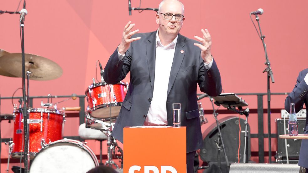 Bremens Bürgermeister Andreas Bovenschulte ließ es sich bei der Wahlkampfveranstaltung „Bovi rockt Bremen“ nicht nehmen, einige Male die Gitarre in die Hand zu nehmen. Foto: dpa/Carmen Jaspersen